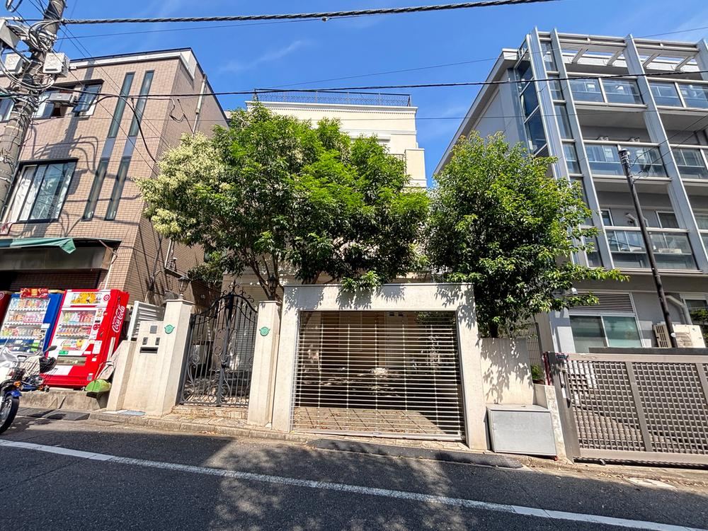 4LDK house in Minato Ward, Tokyo - Photo 1