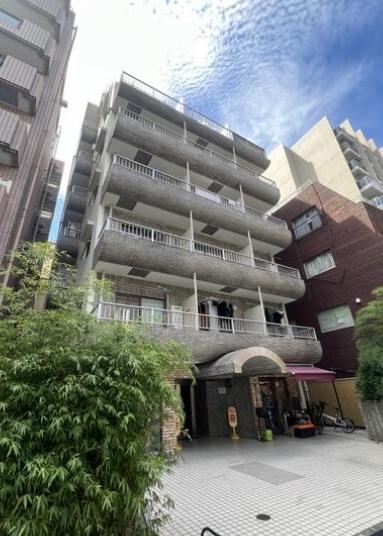 1LDK apartment in Shinjuku Ward, Tokyo - Photo 1