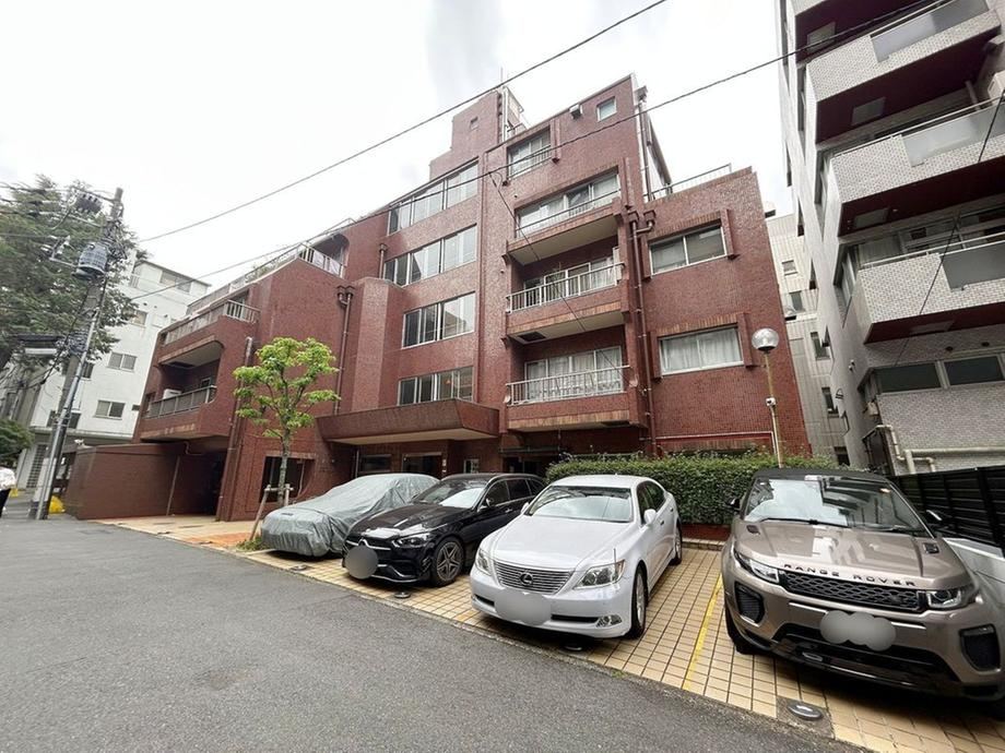 2LDK apartment in Minato Ward, Tokyo - Photo 1