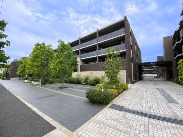 2LDK+S apartment in Meguro Ward, Tokyo - Photo 1