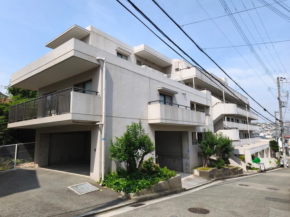 2LDK apartment in Tarumi Ward, Kobe, Hyogo - Photo 1