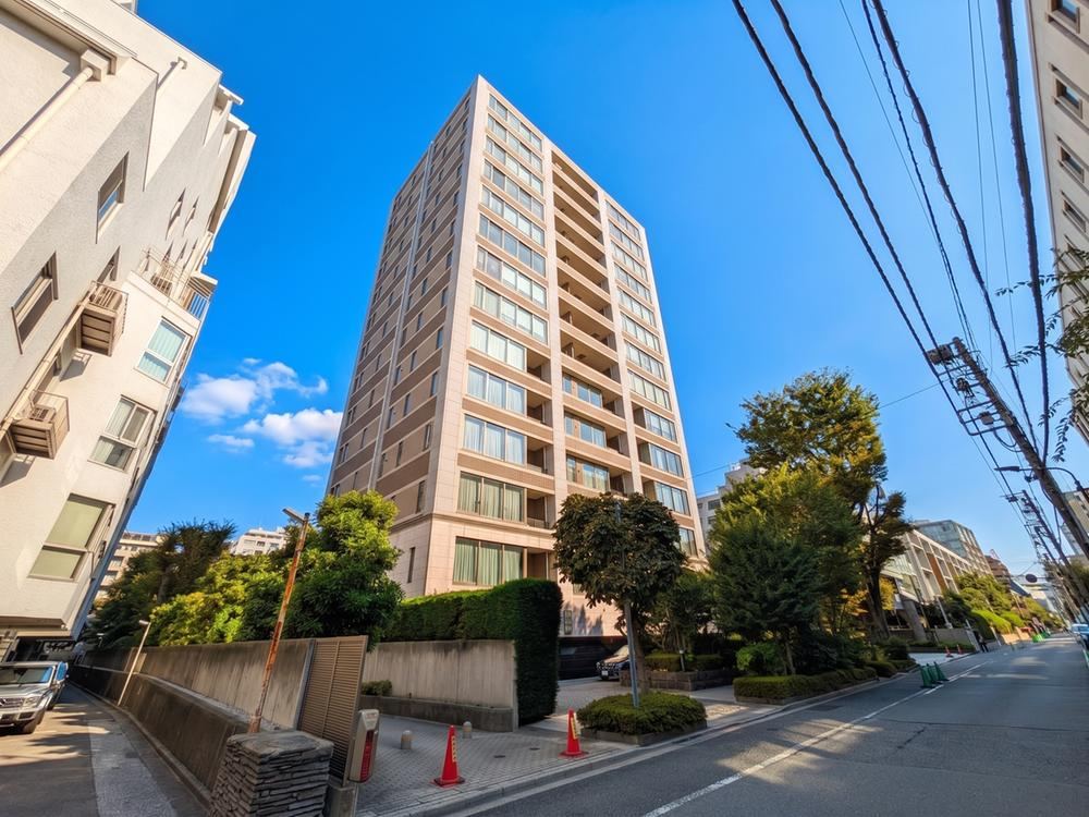 3LDK apartment in Chiyoda Ward, Tokyo - Photo 1