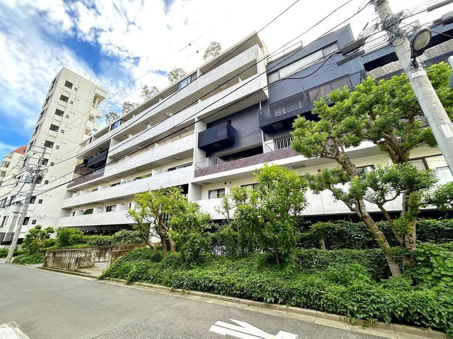 2LDK apartment in Shinjuku Ward, Tokyo - Photo 1