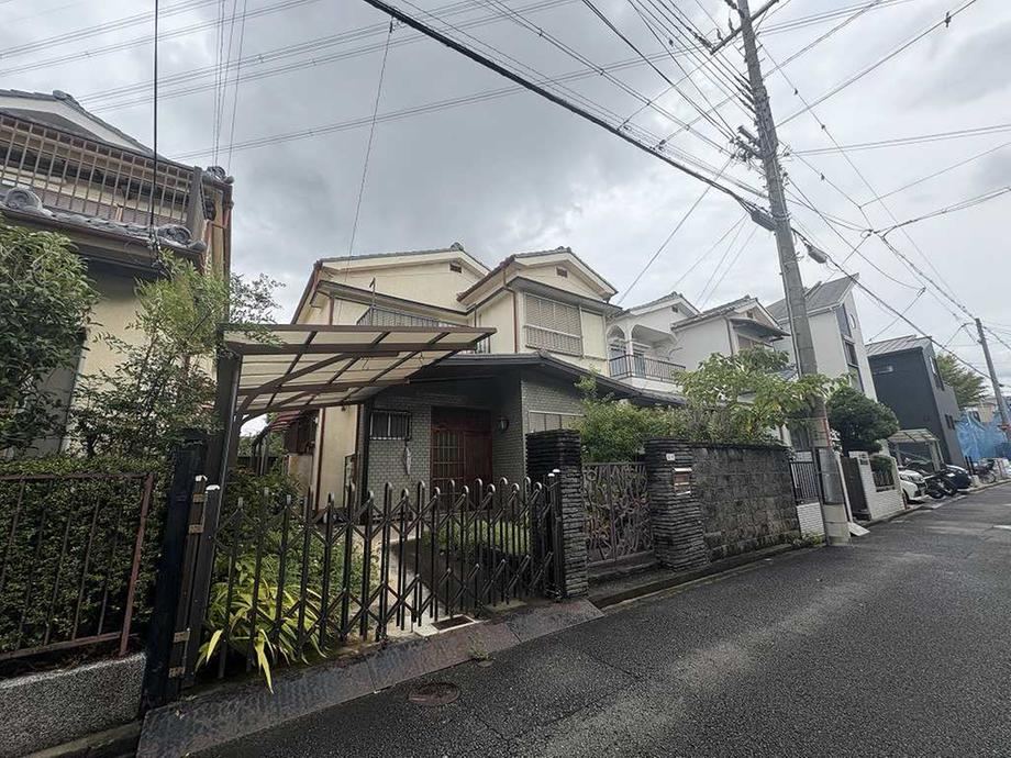 5LDK house in Hirakata, Osaka - Photo 1