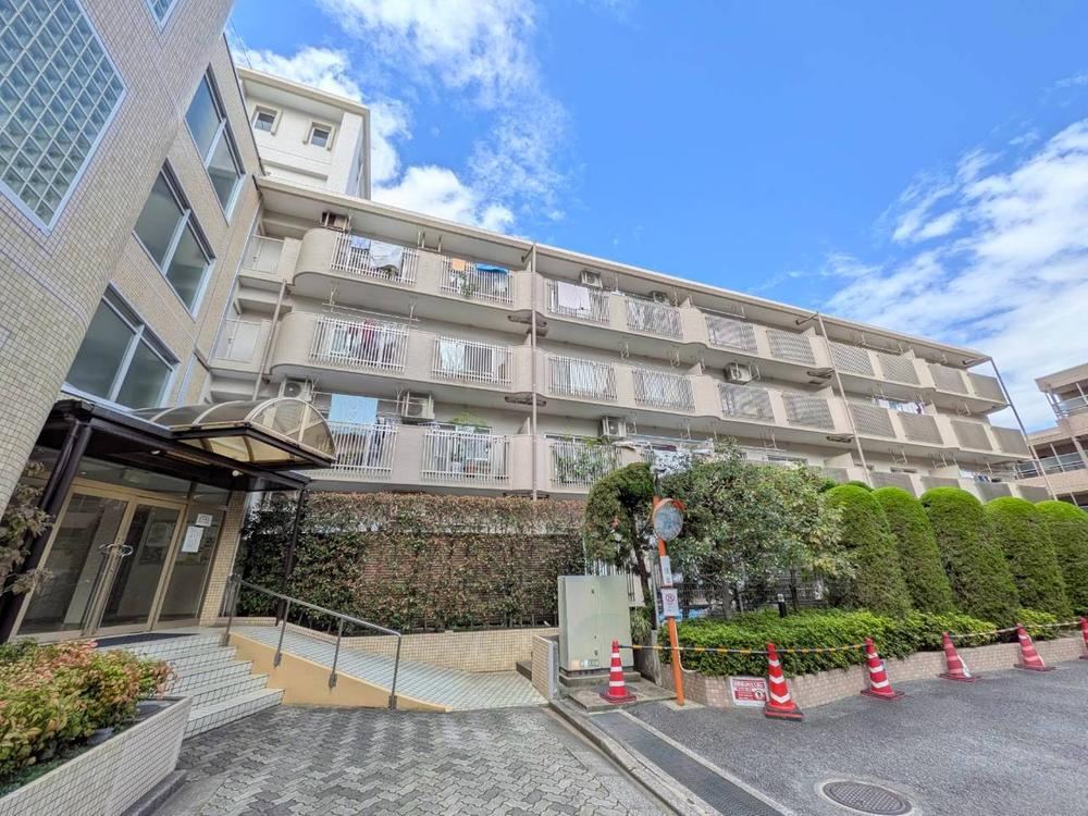 2LDK apartment in Shinjuku Ward, Tokyo - Photo 1