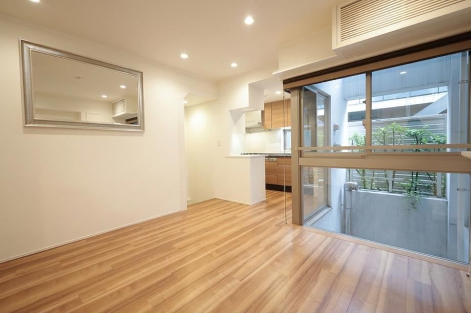 2LDK apartment in Minato Ward, Tokyo - Photo 1