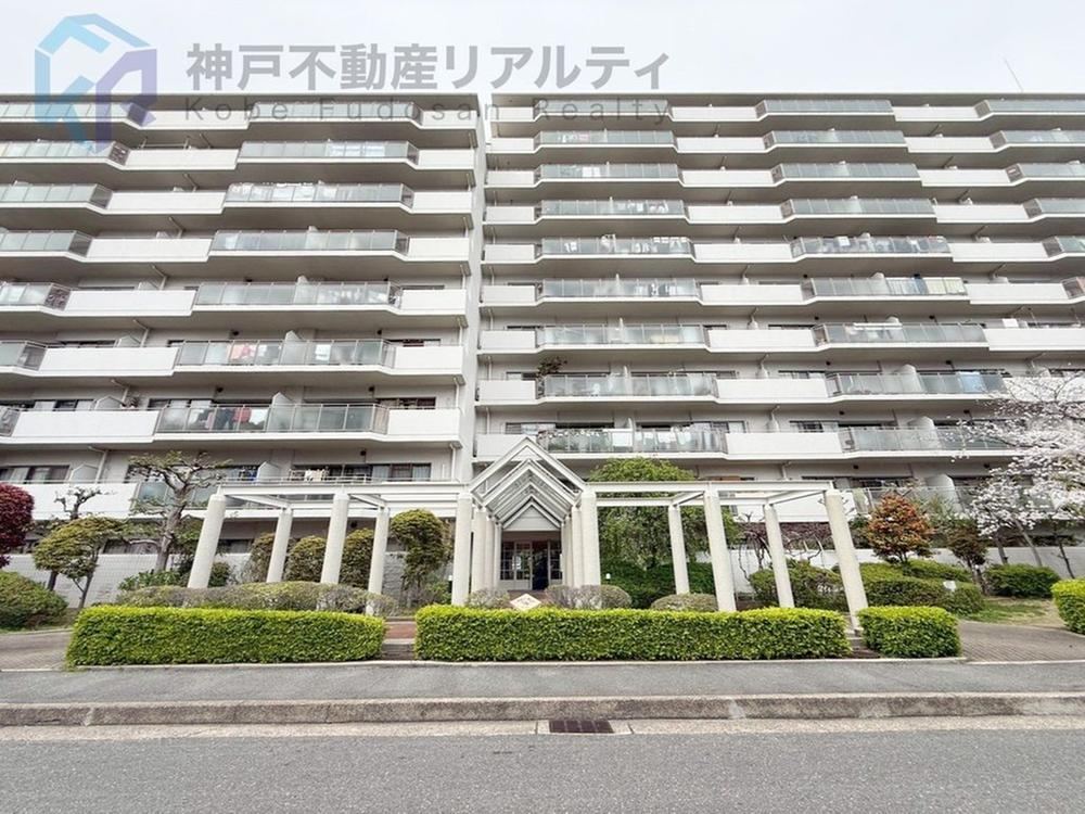 3LDK apartment in Higashinada Ward, Kobe, Hyogo - Photo 1