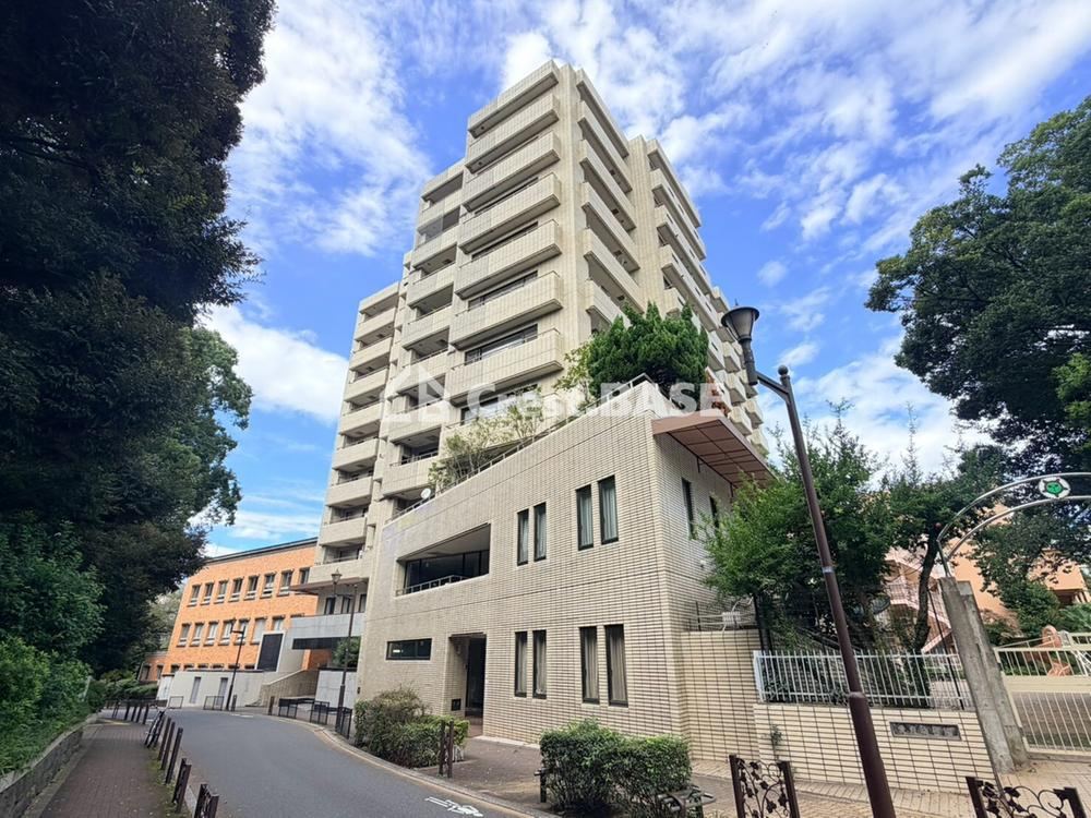 3LDK apartment in Minato Ward, Tokyo - Photo 1