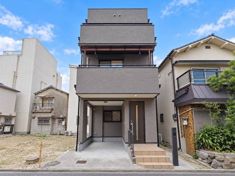 4LDK house in Higashiosaka, Osaka - Photo 1