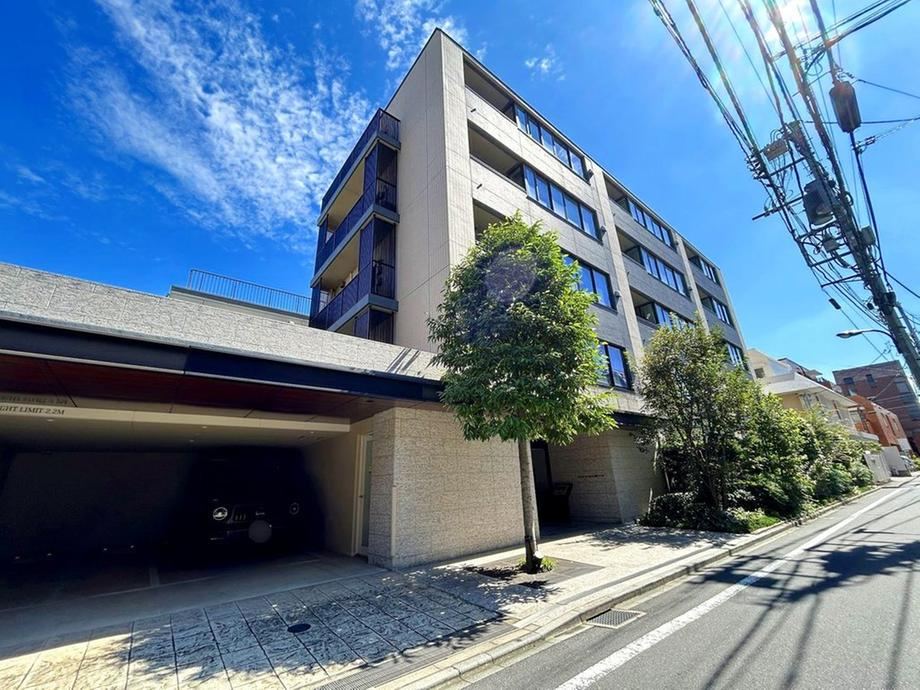 2LDK apartment in Shinjuku Ward, Tokyo - Photo 1