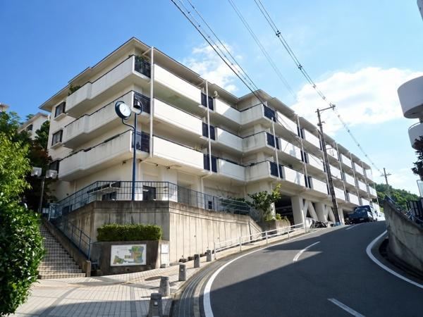 4DK apartment in Higashiosaka, Osaka - Photo 1