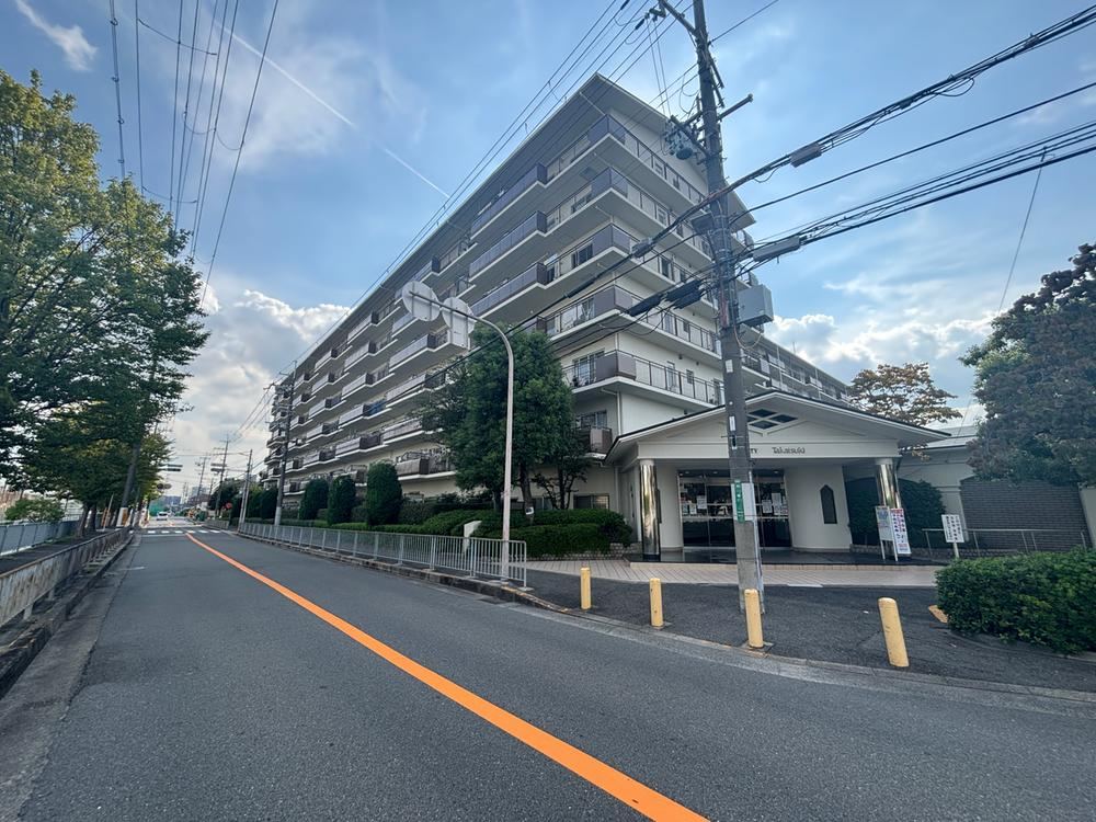 3LDK apartment in Takatsuki, Osaka - Photo 1