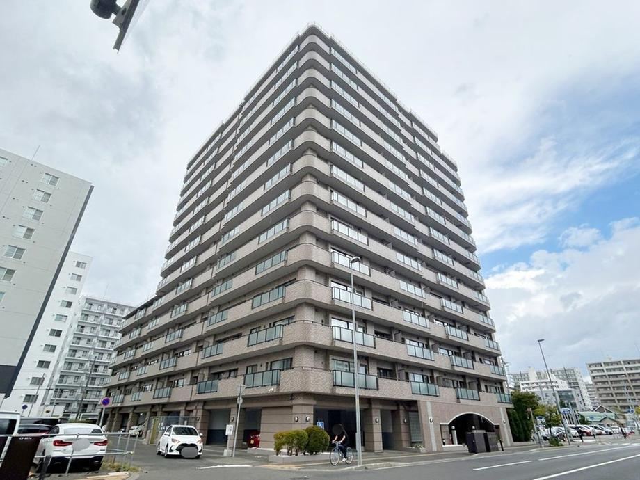 4LDK apartment in Chuo Ward, Sapporo, Hokkaido - Photo 1