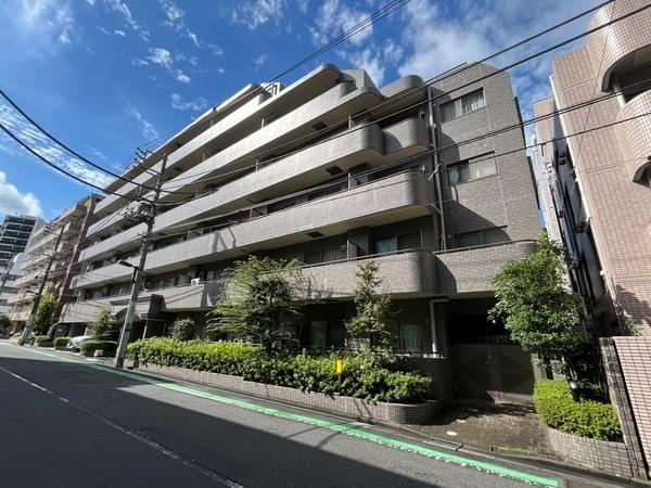 2LDK apartment in Shinjuku Ward, Tokyo - Photo 1