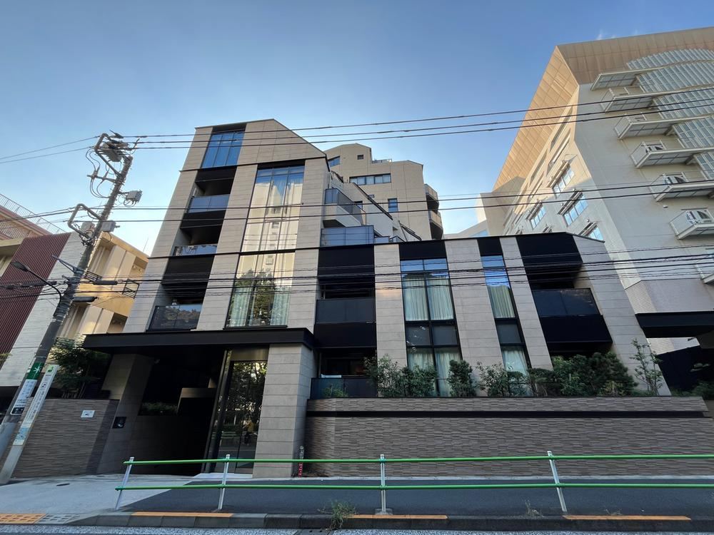 1LDK+2S apartment in Minato Ward, Tokyo - Photo 1