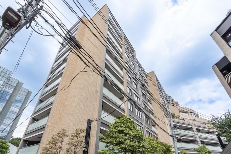 2LDK apartment in Minato Ward, Tokyo - Photo 1