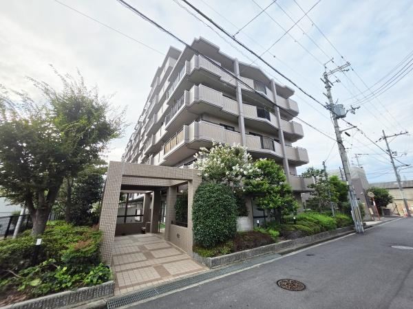 3LDK apartment in Higashiosaka, Osaka - Photo 1