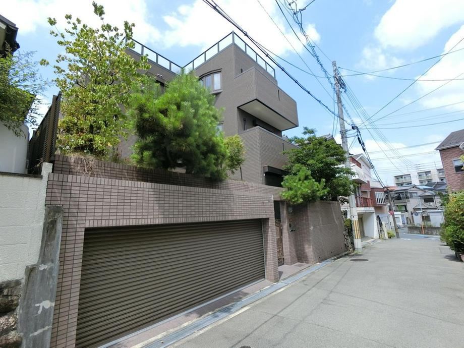 7LDK house in Toyonaka, Osaka - Photo 1