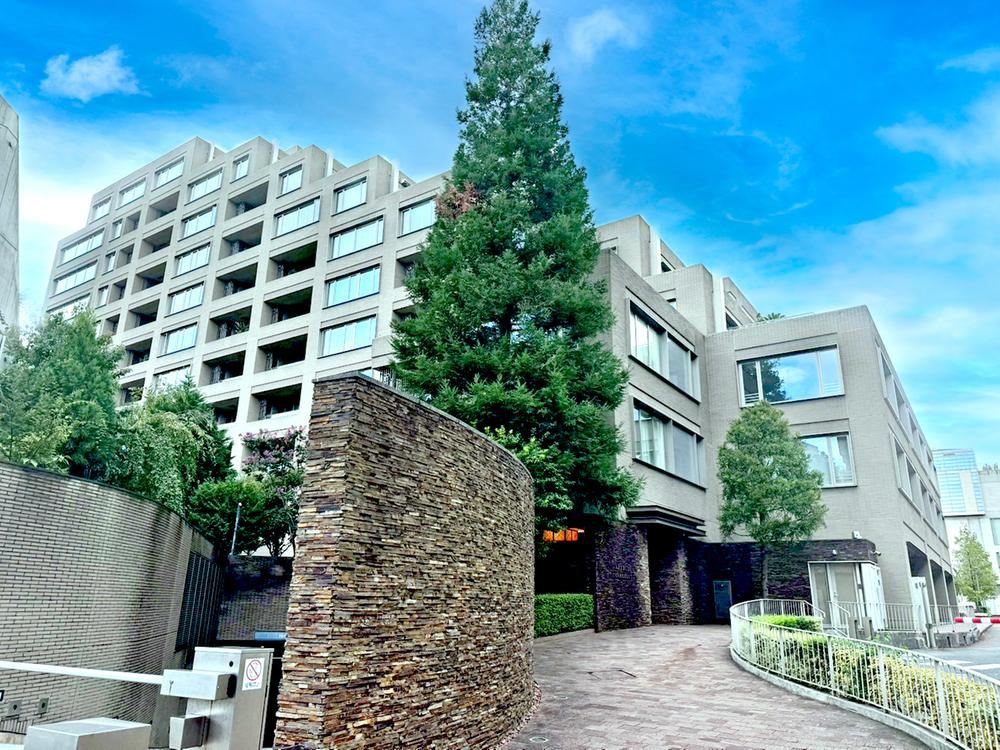 2LDK apartment in Minato Ward, Tokyo - Photo 1