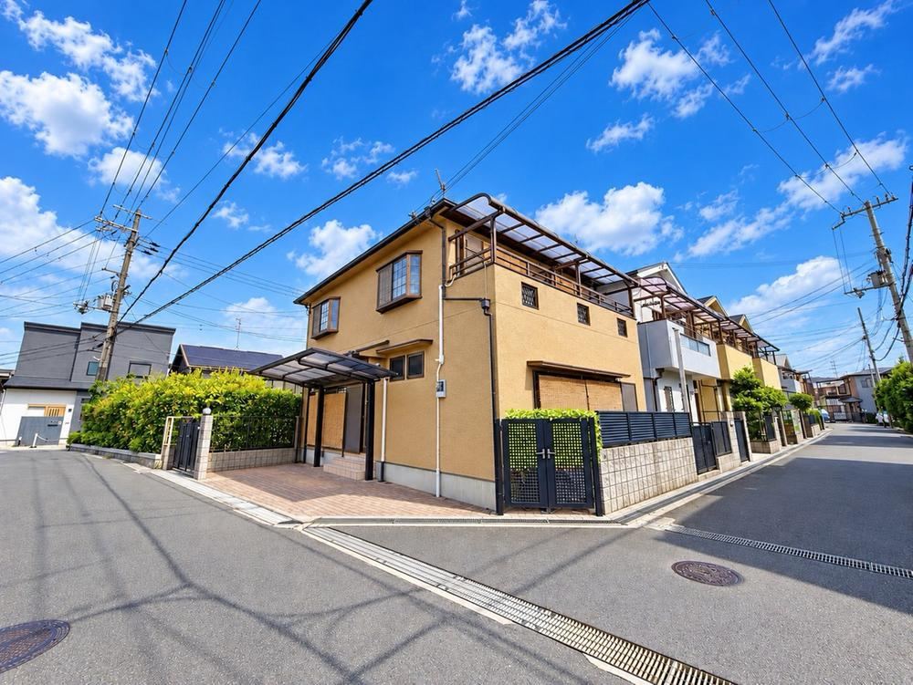 4LDK house in Hirakata, Osaka - Photo 1