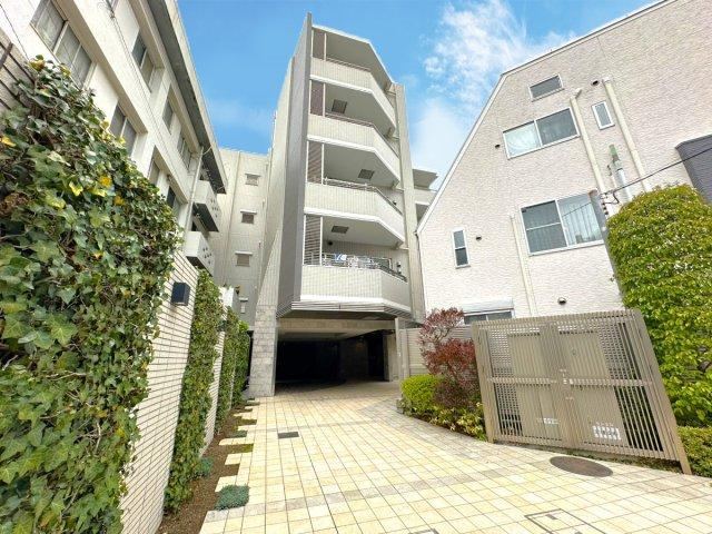 3LDK apartment in Meguro Ward, Tokyo - Photo 1