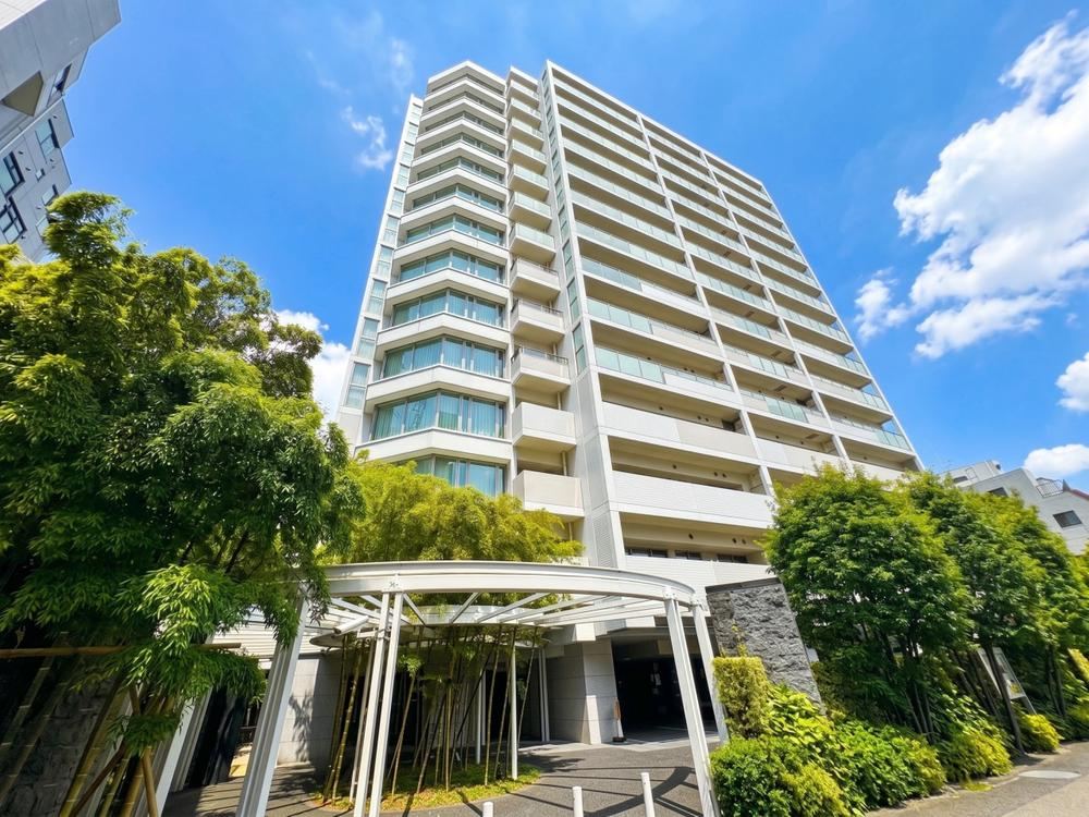 2LDK apartment in Minato Ward, Tokyo - Photo 1