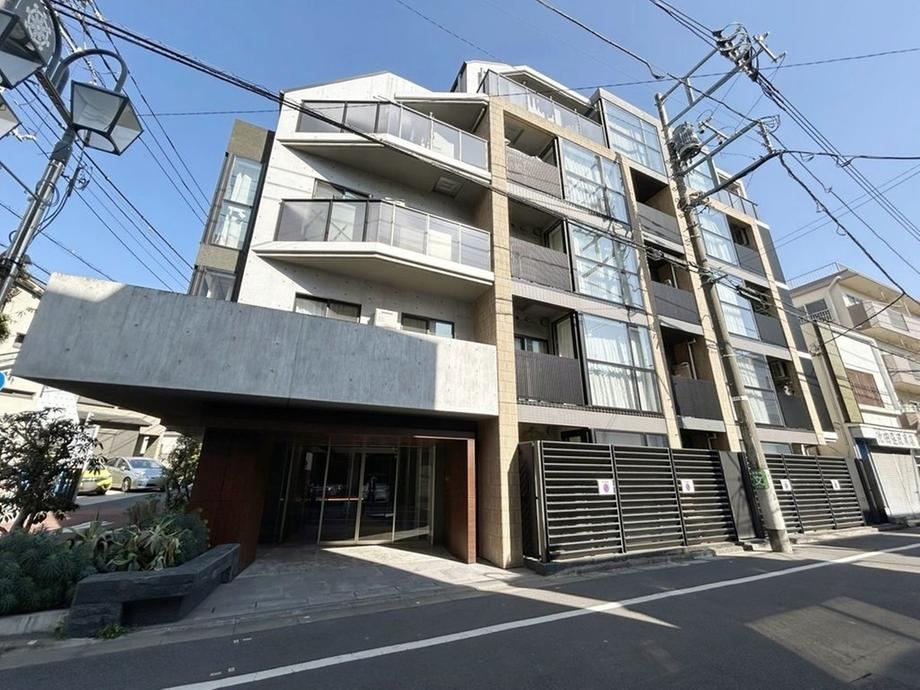 3LDK apartment in Shibuya Ward, Tokyo - Photo 1