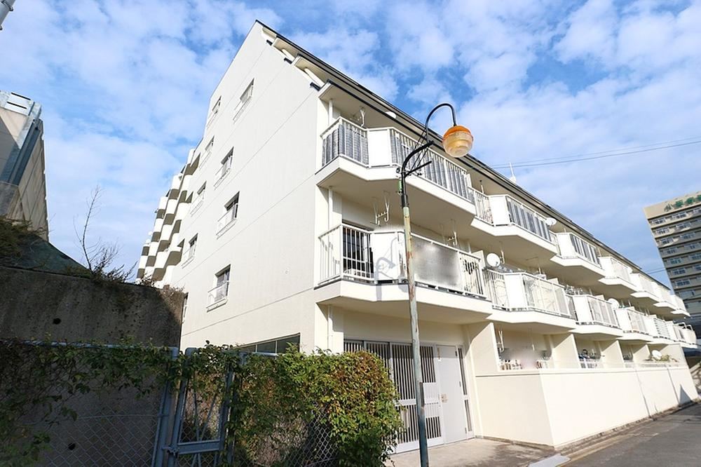 4LDK apartment in Higashiosaka, Osaka - Photo 1