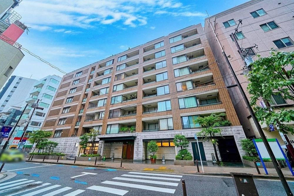 2LDK apartment in Minato Ward, Tokyo - Photo 1