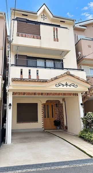 4LDK house in Hirakata, Osaka - Photo 1