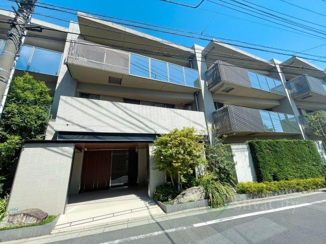 2LDK apartment in Meguro Ward, Tokyo - Photo 1