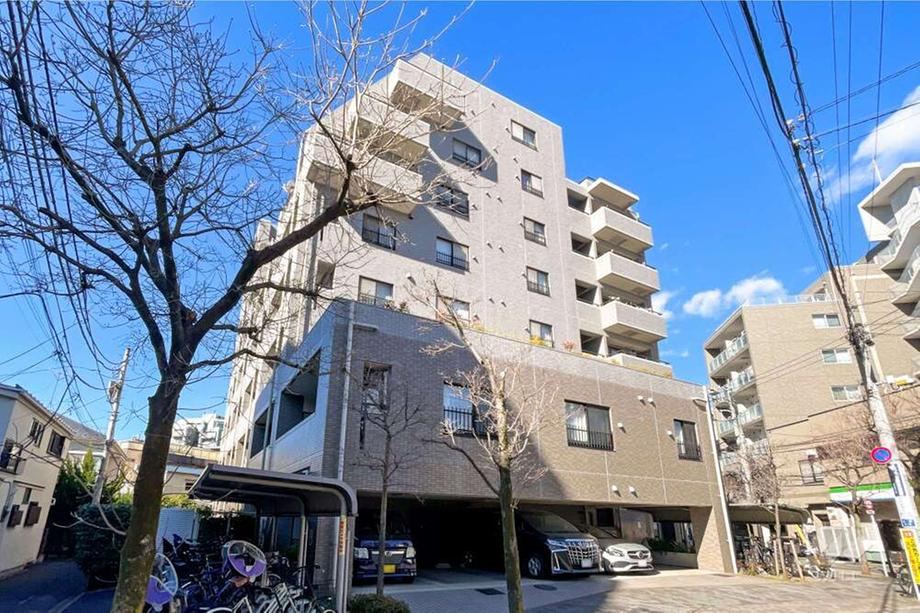 2LDK apartment in Shinjuku Ward, Tokyo - Photo 1