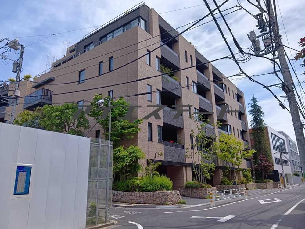 3LDK apartment in Shibuya Ward, Tokyo - Photo 1
