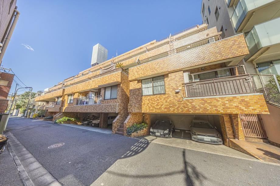 1LDK apartment in Minato Ward, Tokyo - Photo 1