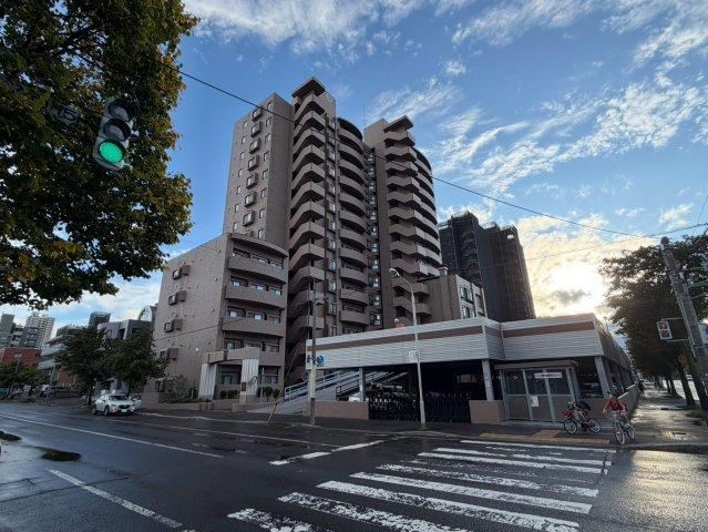 4LDK apartment in Chuo Ward, Sapporo, Hokkaido - Photo 1