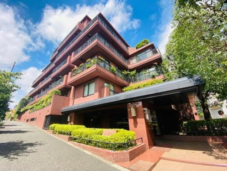 2LDK apartment in Minato Ward, Tokyo - Photo 1