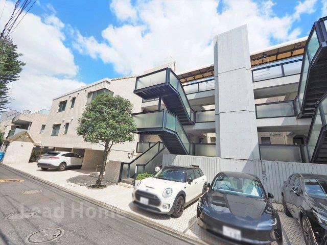 3LDK apartment in Minato Ward, Tokyo - Photo 1