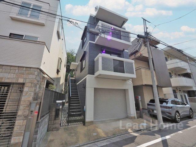 3LDK house in Shibuya Ward, Tokyo - Photo 1