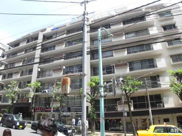 3LDK apartment in Shibuya Ward, Tokyo - Photo 1