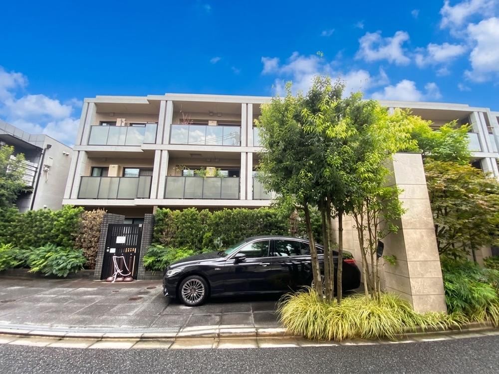 3LDK apartment in Shinjuku Ward, Tokyo - Photo 1