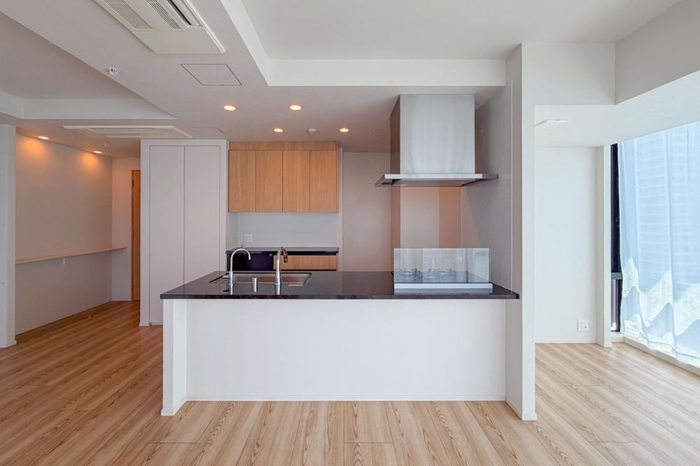 3LDK+S apartment in Minato Ward, Tokyo - Photo 1