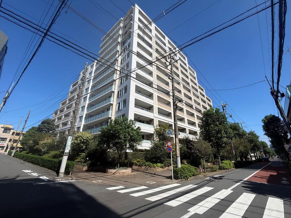 2LDK+S apartment in Meguro Ward, Tokyo - Photo 1