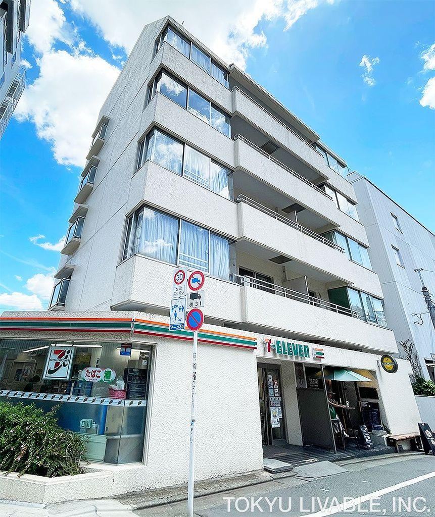 3LDK apartment in Shibuya Ward, Tokyo - Photo 1