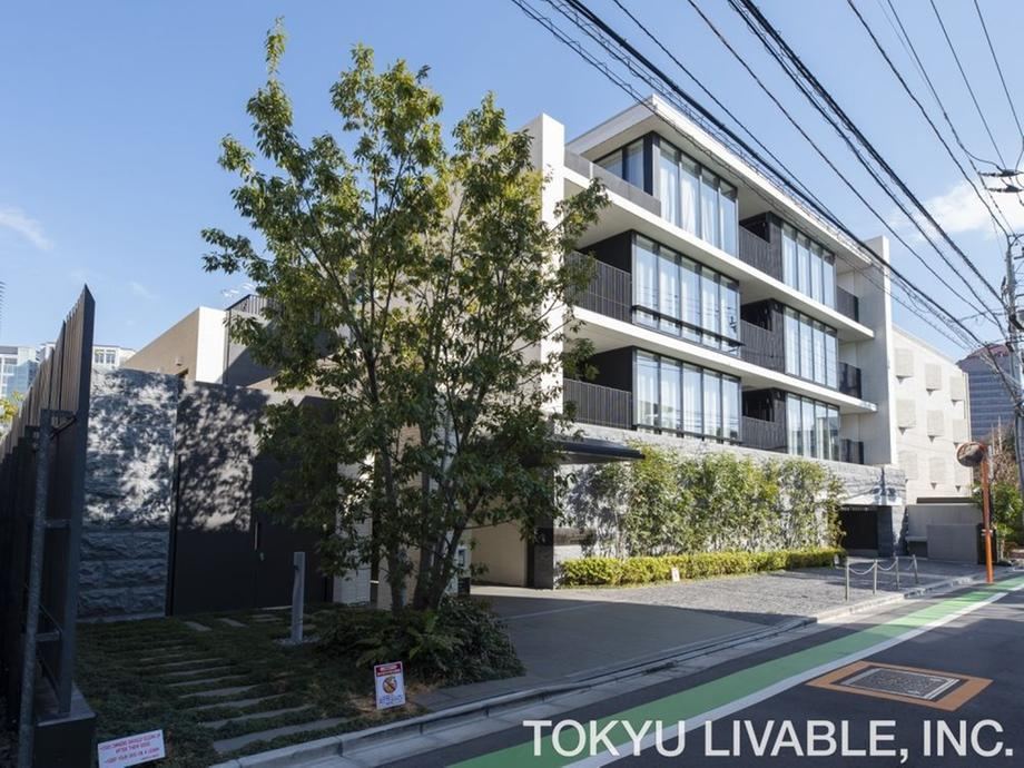 2LDK apartment in Minato Ward, Tokyo - Photo 1