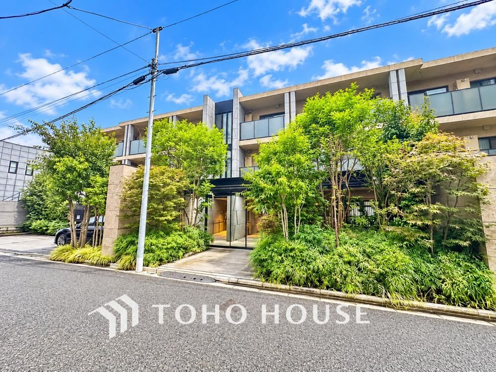 2LDK apartment in Shinjuku Ward, Tokyo - Photo 1