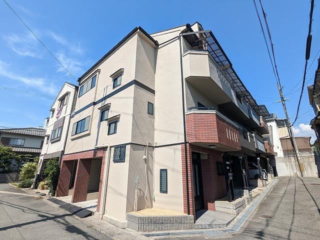 4LDK house in Hirakata, Osaka - Photo 1
