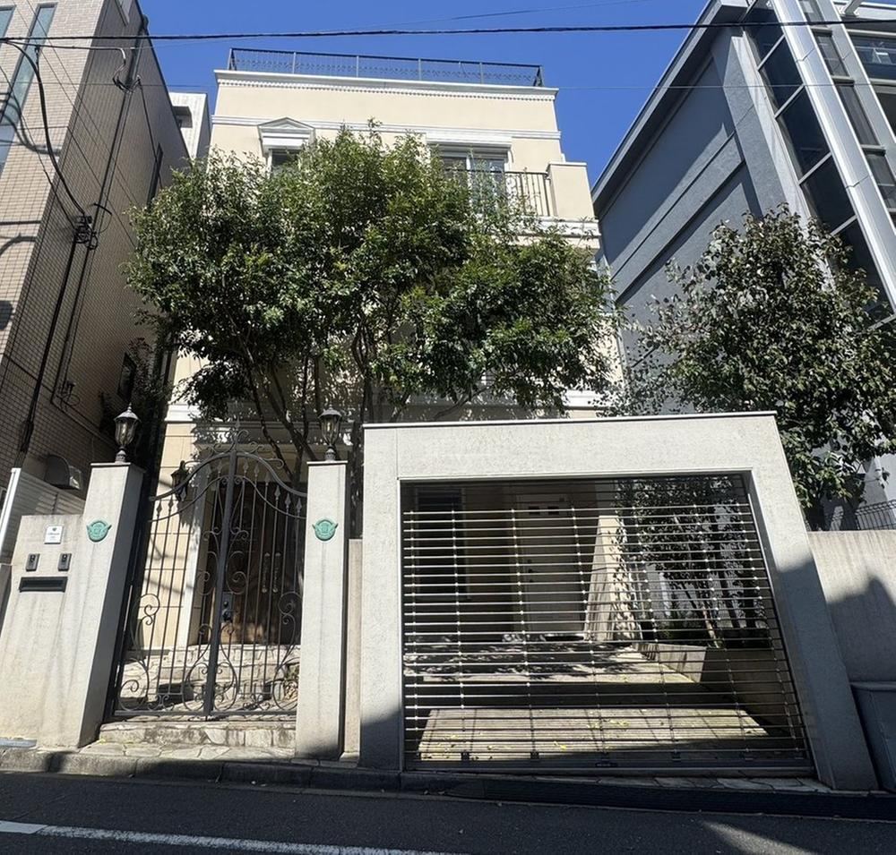 6LDK house in Minato Ward, Tokyo - Photo 1