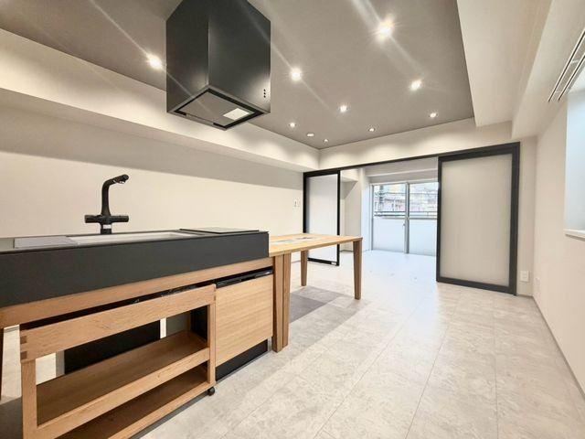 2LDK apartment in Meguro Ward, Tokyo - Photo 1