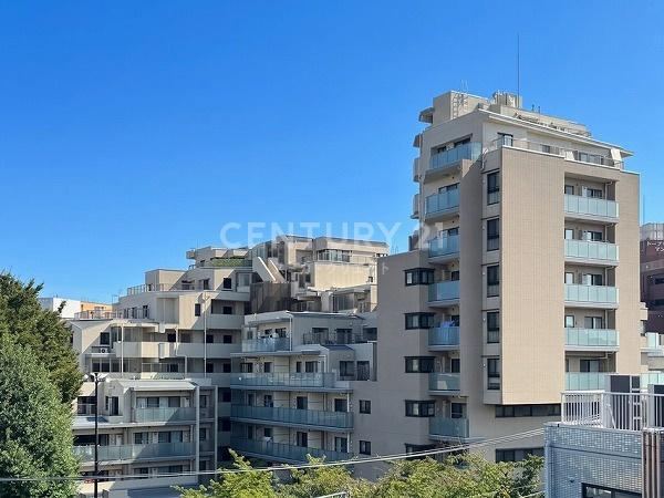 2LDK apartment in Shinagawa Ward, Tokyo - Photo 1