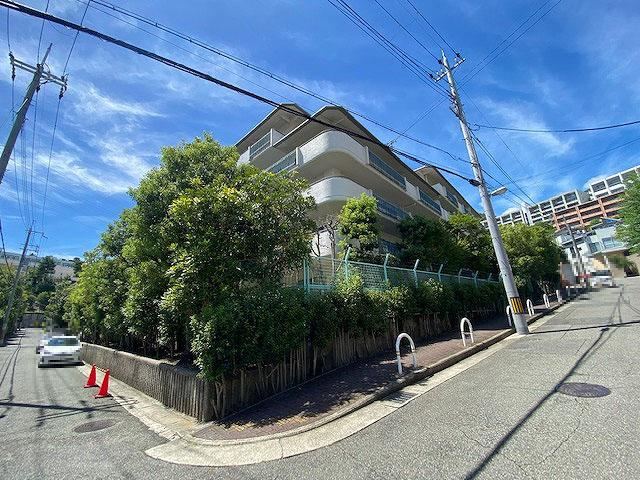 4LDK apartment in Ashiya, Hyogo - Photo 1
